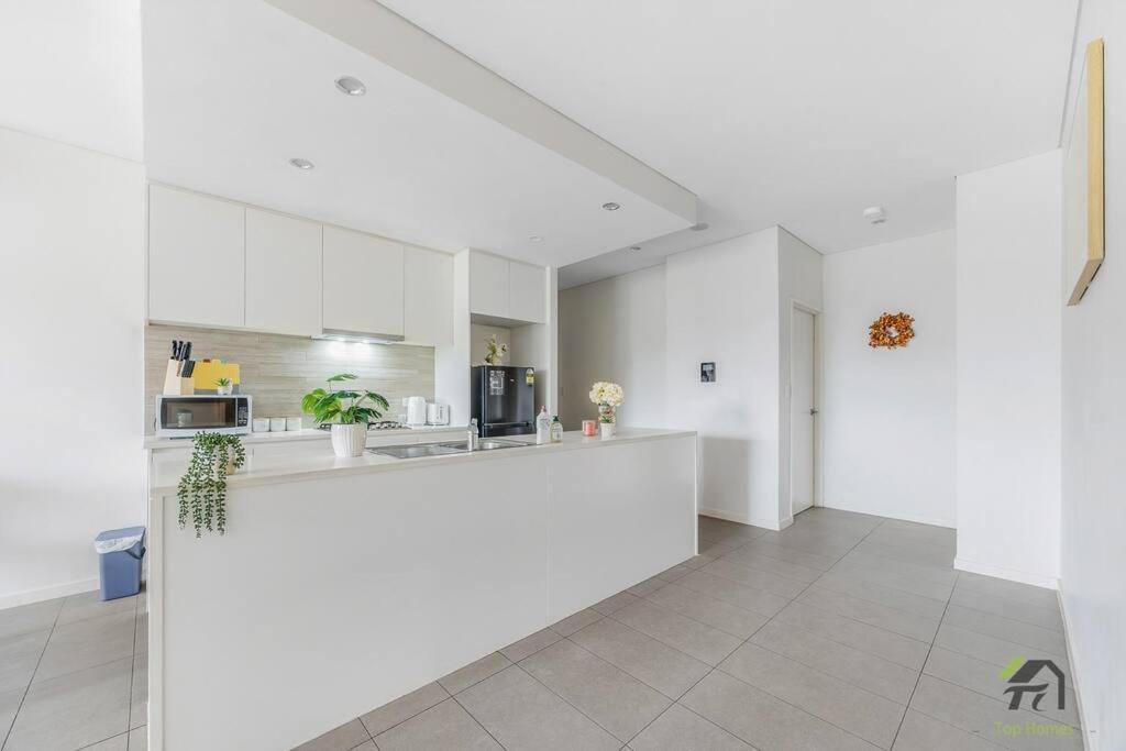 3 Bedroom Apartment, Sleek Sanctuary In Homebush Apartment *