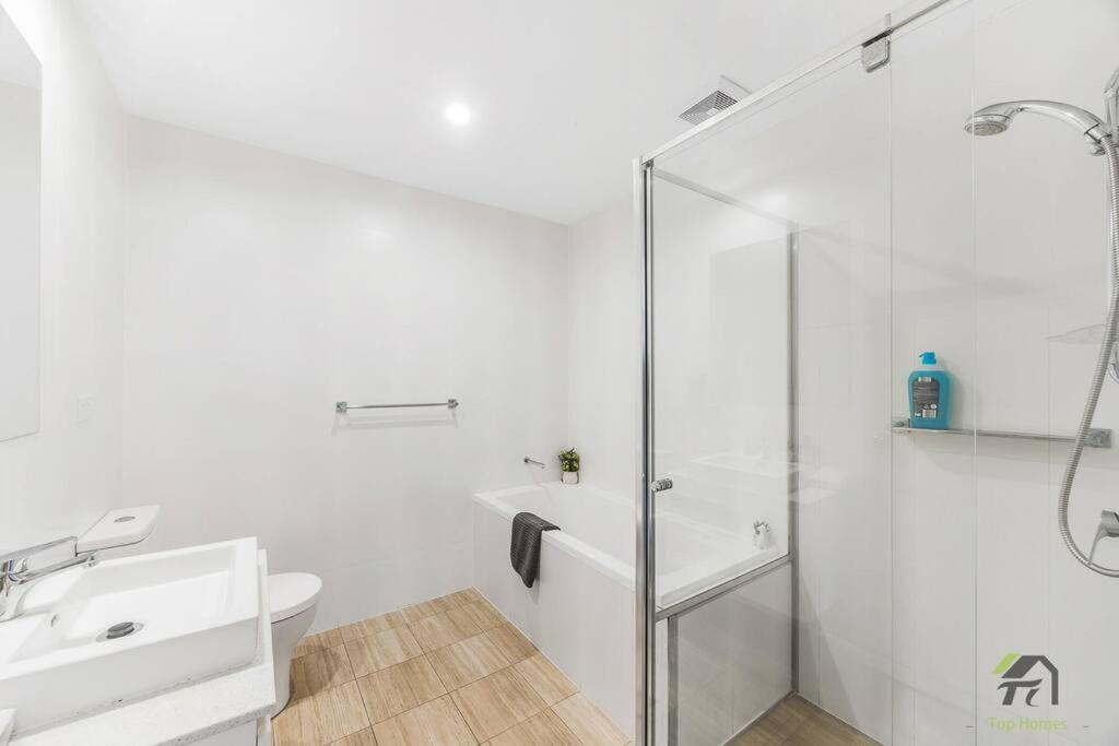 3 Bedroom Apartment, Sleek Sanctuary In Homebush *