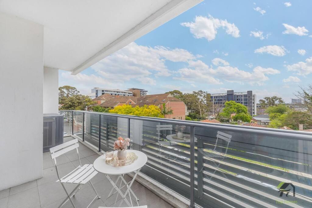 Apartment 3 Bedroom Apartment, Sleek Sanctuary In Homebush Sydney