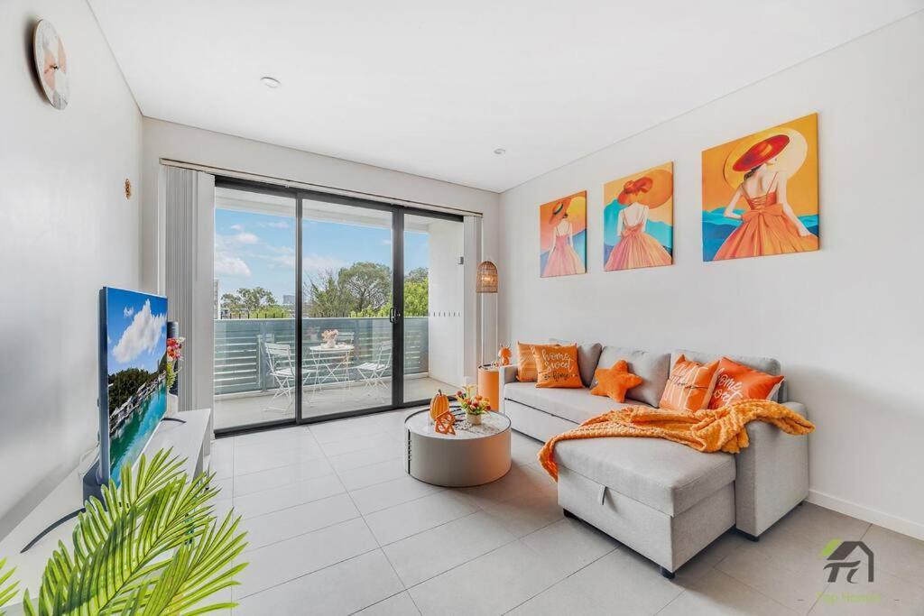3 Bedroom Apartment, Sleek Sanctuary In Homebush *