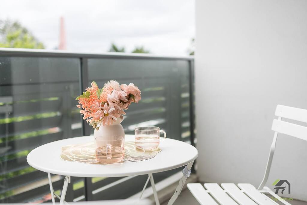 Apartment 3 Bedroom Apartment, Sleek Sanctuary In Homebush *