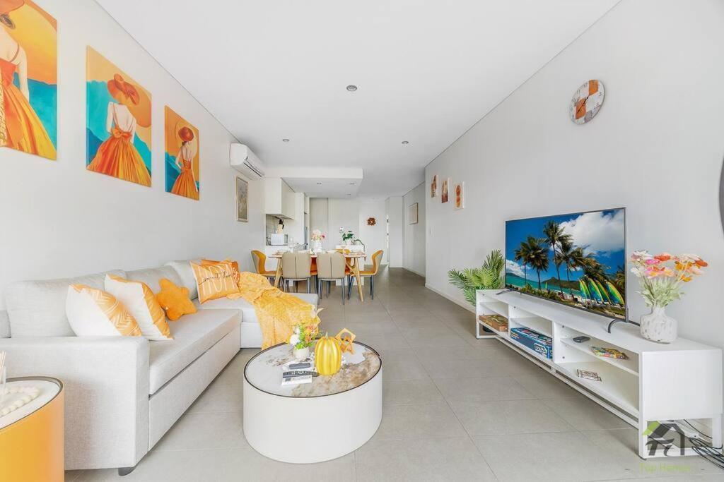 3 Bedroom Apartment, Sleek Sanctuary In Homebush *