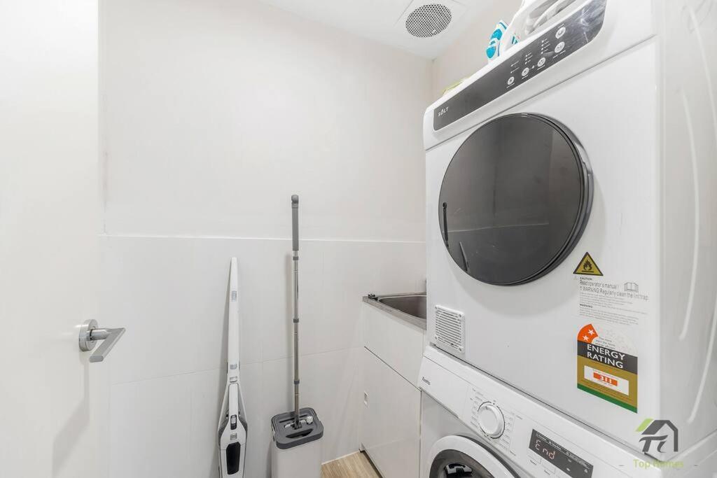 Apartment 3 Bedroom Apartment, Sleek Sanctuary In Homebush Sydney