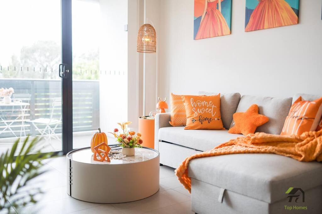 Apartment 3 Bedroom Apartment, Sleek Sanctuary In Homebush