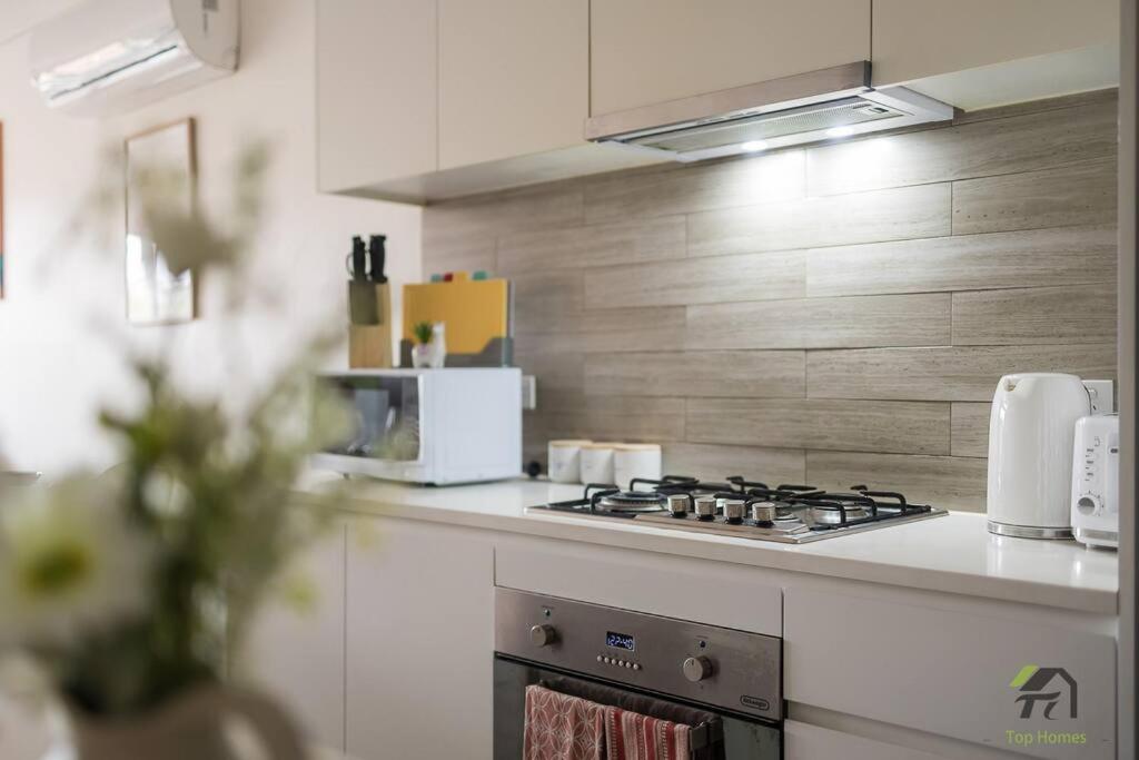 Apartment 3 Bedroom Apartment, Sleek Sanctuary In Homebush *