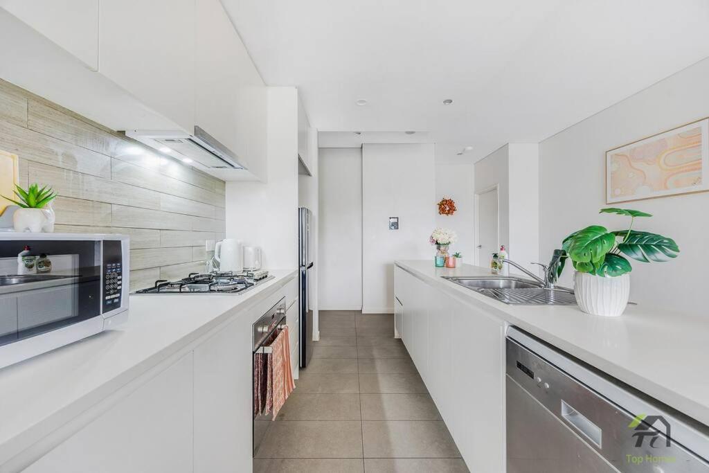 3 Bedroom Apartment, Sleek Sanctuary In Homebush