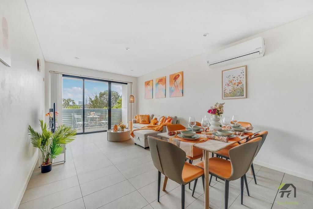 Apartment 3 Bedroom Apartment, Sleek Sanctuary In Homebush
